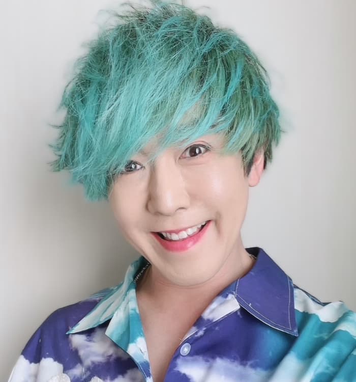 舞台『桜舞し、若葉の芽吹くころ』　黒鋼 役　観月ゆうじ　YUJI MIZUKI 　坂戸エンターテイメント所属。大阪芸術大学を経て劇団四季付属研究所入所後、劇団四季に所属。退団後、谷桃子バレエ団に所属しバレエダンサー、ジャズダンサー、ミュージカルアクターとして数々の舞台に立つ。現在は歌手として活動、ビクターエンタテインメントの歌手として楽曲をリリース中。NHK『日曜バラエティー』『きらめき歌謡ライブ』、ニッポン放送『あなたとハッピー』などに歌手として出演。俳優としては、ブロードウェイミュージカル『チキチキバンバン』『Big』の主演の他、WAHAHA本舗など多岐にわたる舞台で活躍中。 【受賞歴】・金光郁子芸術賞受賞　・第17回日本ジャズダンス芸術協会ダンスコンクール 最高位グランプリを受賞