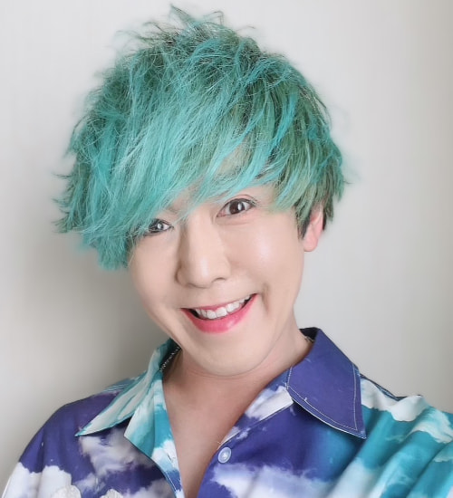 舞台『桜舞し、若葉の芽吹くころ』黒鋼 役　観月ゆうじ　YUJI MIZUKI　坂戸エンターテイメント所属。大阪芸術大学を経て劇団四季付属研究所入所後、劇団四季に所属。退団後、谷桃子バレエ団に所属しバレエダンサー、ジャズダンサー、ミュージカルアクターとして数々の舞台に立つ。現在は歌手として活動、ビクターエンタテインメントの歌手として楽曲をリリース中。NHK『日曜バラエティー』『きらめき歌謡ライブ』、ニッポン放送『あなたとハッピー』などに歌手として出演。俳優としては、ブロードウェイミュージカル『チキチキバンバン』『Big』の主演の他、WAHAHA本舗など多岐にわたる舞台で活躍中。 【受賞歴】・金光郁子芸術賞受賞　・第17回日本ジャズダンス芸術協会ダンスコンクール 最高位グランプリを受賞