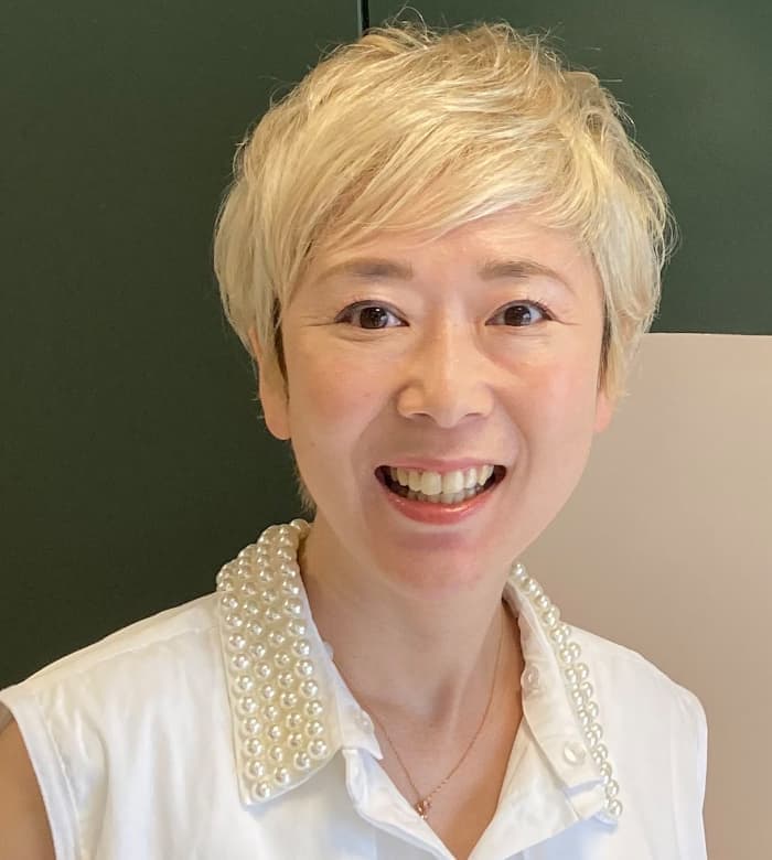 舞台『桜舞し、若葉の芽吹くころ』　脚本・作詞・プロデュース　門脇幸　SACHI KADOWAKI　高知県出身。14歳でミュージカル「アニー」ジュリー役で初舞台を踏む。フリー活動後、劇団四季に所属。退団後は地元でエンタメスクールを開校し、後進指導や舞台・映画制作に関わる。2021年、ルーラル・アーティスツ株式会社を設立し、舞台プロデュースやアーティストマネジメントを手掛ける。主なプロデュース作品は、舞台「歌って走って笑って踊ってキャラバンバン」、子ども舞台劇「ぼくと14人のボクの夏休み」、浅草ファンタジカル舞台「紅散鬼」「鬼哭の島、桃の花」、など。現在はNHK連続テレビ小説「あんぱん」にて歌唱指導を担当している。