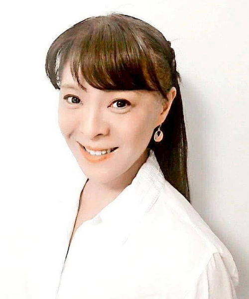 舞台『桜舞し、若葉の芽吹くころ』　振付監修（演出助手）：尾藤江里子　幼少より舞踊家である母の元でバレエ，タップダンス，フラメンコ等を学びながら舞台，TV番組に出演 14歳より中野ブラザーズの元で本格的にタップダンスを学び始め ミュージカル「アニー」「ピーターパン」「サウンドオブミュージック」他 東宝ミュージカル， 東京2大テーマパークダンサー，雑誌CMモデル等 幅広く活躍 現在はタップダンス講師，振付他 舞台，CM等のステージングも手掛ける また歌手「尾藤イサオ」の姪でもあり数多く共演する 中野ブラザーズタップダンス連盟所属